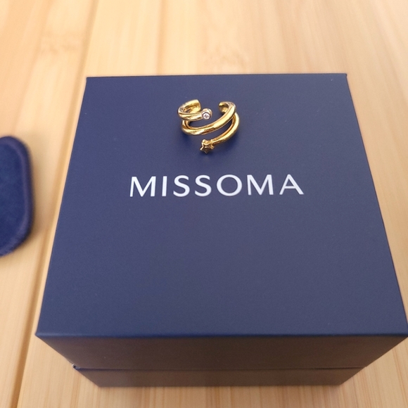 MISSOMA Claw Celestial Ear Cuff - Picture 2 of 6